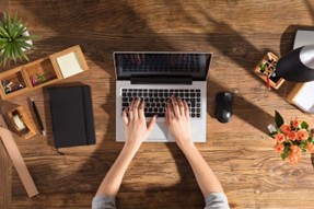 オンライン試験でPC操作している