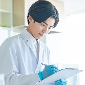 食品メーカーで商品開発に携わる人